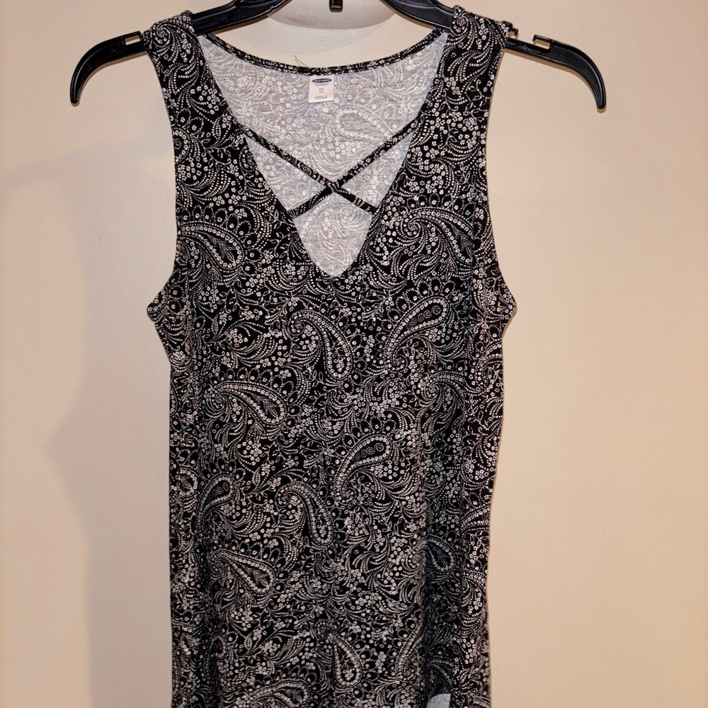 Old Navy Black and White Paisley SL Swing X-Neck Tank Top